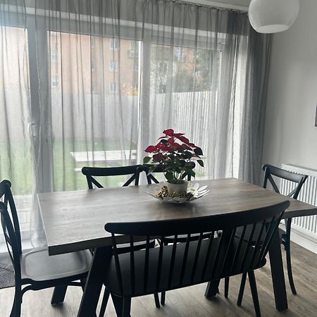 The Red House Modern Stylish Home From Home Walking Distance To Cardiff Bay And City Centre With Parking Exterior photo