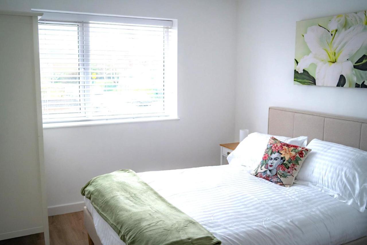 The Red House Modern Stylish Home From Home Walking Distance To Cardiff Bay And City Centre With Parking Exterior photo