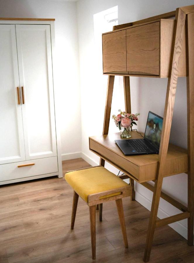 The Red House Modern Stylish Home From Home Walking Distance To Cardiff Bay And City Centre With Parking Exterior photo