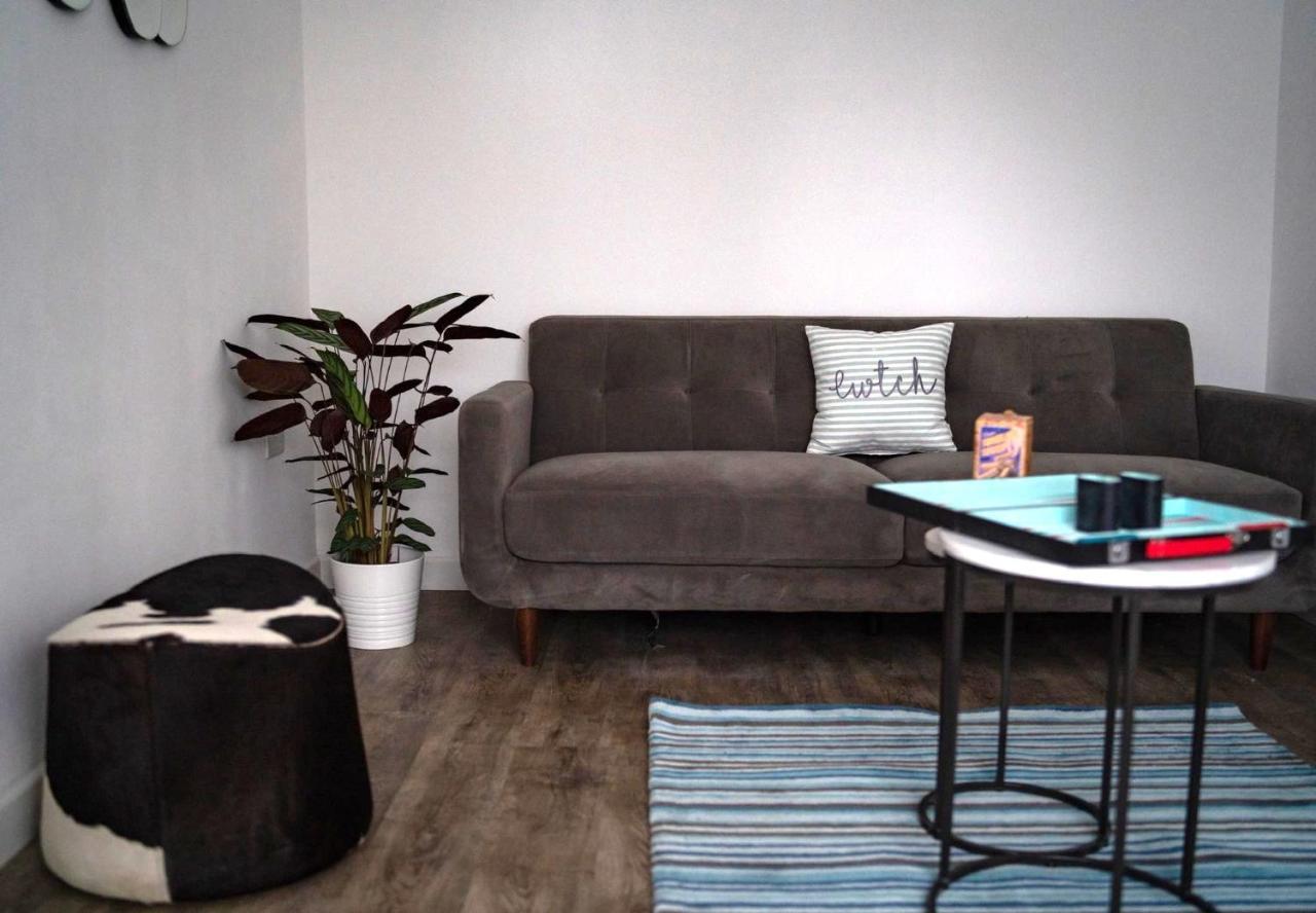 The Red House Modern Stylish Home From Home Walking Distance To Cardiff Bay And City Centre With Parking Exterior photo