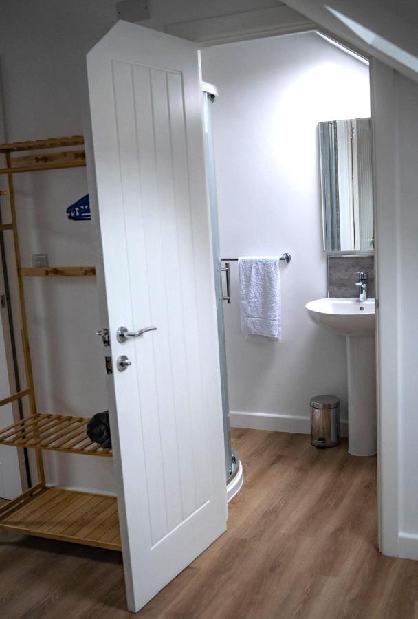 The Red House Modern Stylish Home From Home Walking Distance To Cardiff Bay And City Centre With Parking Exterior photo