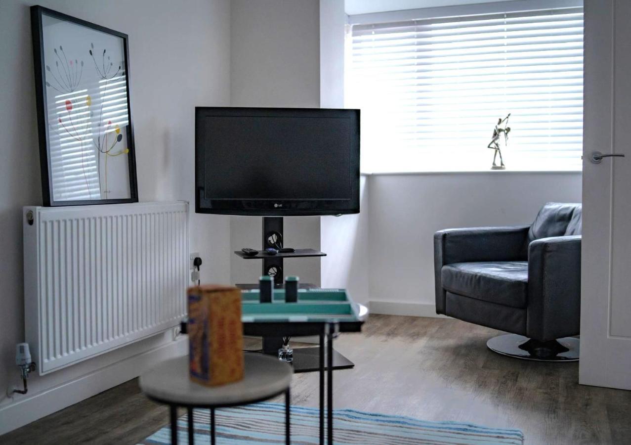The Red House Modern Stylish Home From Home Walking Distance To Cardiff Bay And City Centre With Parking Exterior photo
