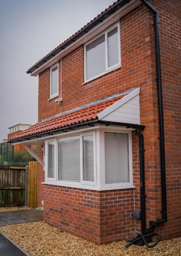 The Red House Modern Stylish Home From Home Walking Distance To Cardiff Bay And City Centre With Parking Exterior photo